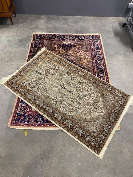 Set aus zwei Teppichen.
Der größere misst 183 x 12