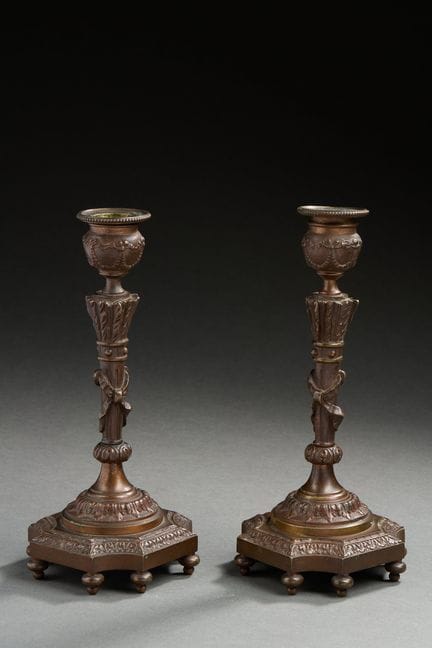 Ein Paar Bougoirs aus Bronze mit brauner Patina, d