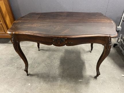 Couchtisch aus Palisanderfurnier mit zwei seitlich