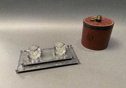 Doppeltes Tintenfass auf einem abgestuften Sockel 