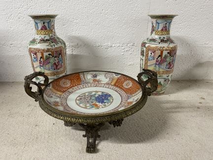 中国
一对广州瓷花瓶。
附带一只带青铜镶边的日本杯。
花瓶高：23 厘米。