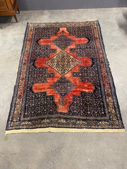 Orientteppich mit geometrischem Muster auf rotem H