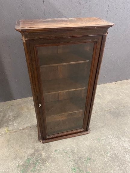 Kleine Vitrine mit Intarsienarbeit.
H.: 100 – B.: 