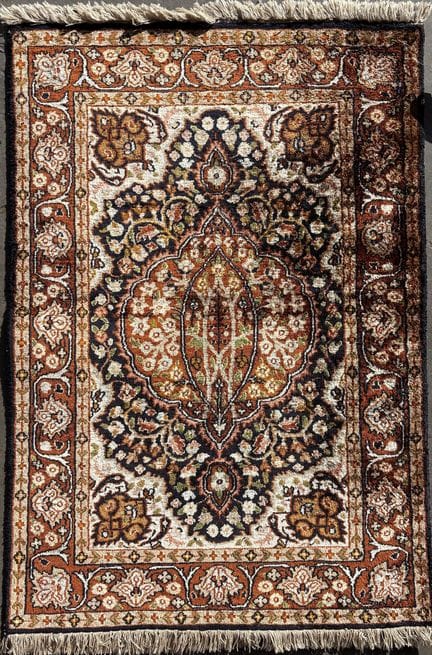 Kleiner Kasamir-Teppich mit seidigem Schimmer.
90 