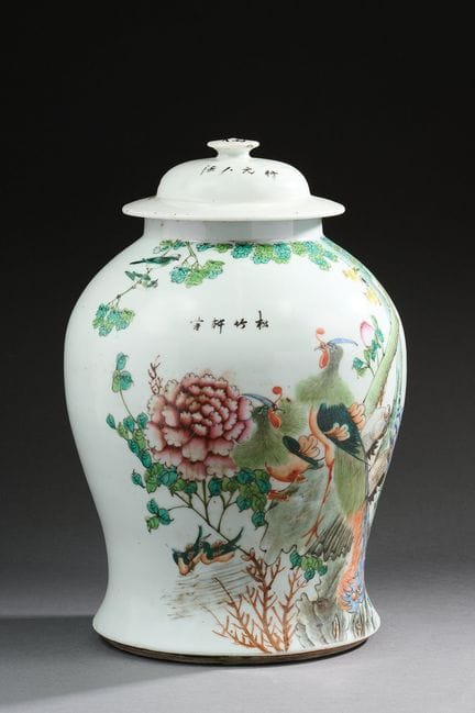 中国，约 1900 年、
瓷质和珐琅彩花瓶，装饰有牡丹花中的天堂鸟。装饰上还有一首书法诗。 
残缺不