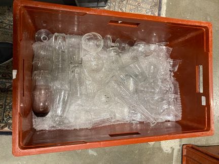 Verschiedene moderne Gläser im Set.
(eine Kiste un