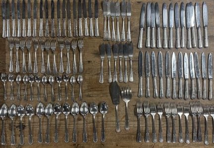 Besteckset aus versilbertem Metall mit Perlen- und