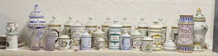 Sammlung verschiedener Apothekengläser und Fläschc