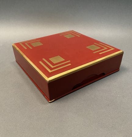 Rote Lackschatulle mit goldenem Dekor und quadrati
