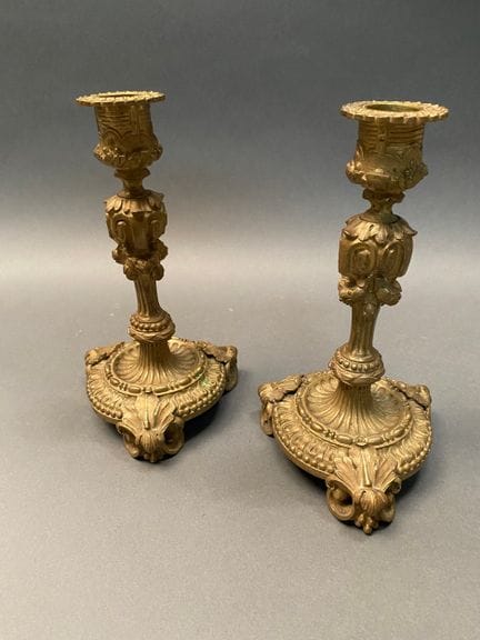 Ein Paar Kerzenhalter aus Bronze mit Godron-Verzie