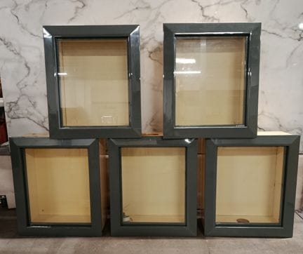 Set aus fünf cremefarben lackierten Wandvitrinen m