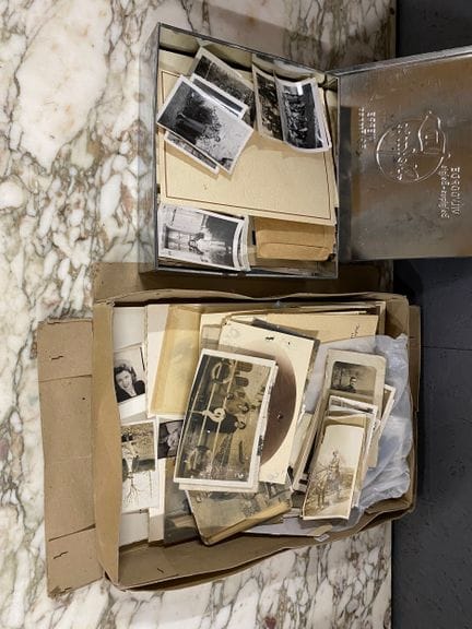 Sammlung von Familienfotos und Sonstigem
2 Schacht