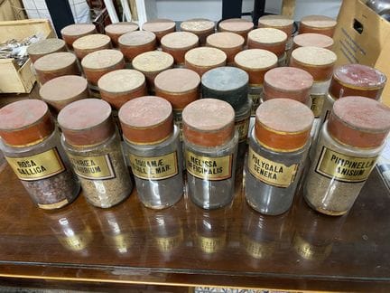 Set aus 32 Apothekenglasdosen mit goldenen Etikett