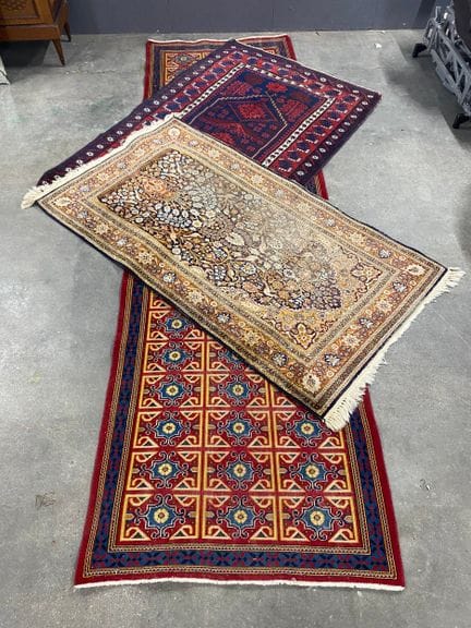 Set aus drei Teppichen.
310 x 93 cm für die Galeri