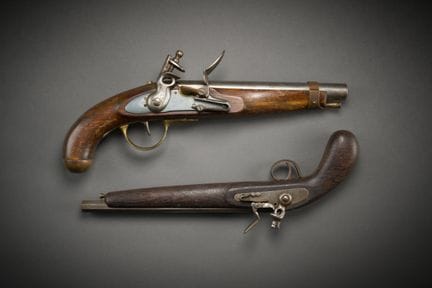 Lot de 2 pistolets, à silex, pour la décoration.