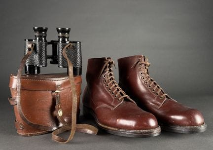 Set: Fernglasetui aus braunem Leder, auf dem Decke