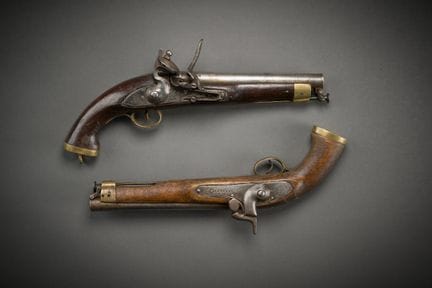 Lot de 2 pistolets, lun à silex, lautre à percussi