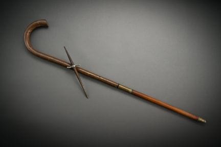 Opere dette “di Poilu”. Bastone di legno, con impu