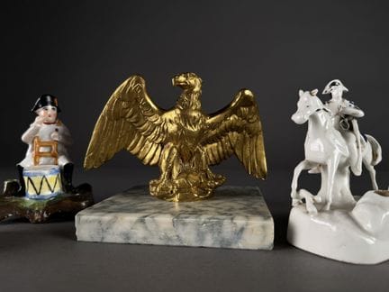 Souvenirs napoléoniens : encriers en porcelaine, N