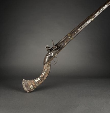 Fusil afghan, à silex, dit jezail. Crosse décorée 