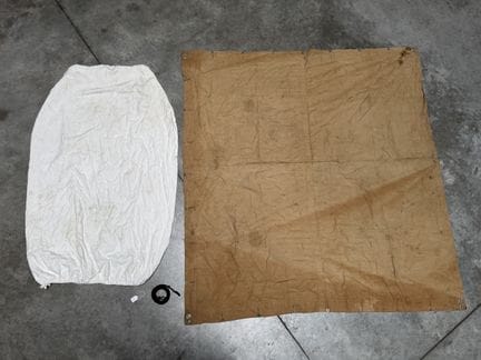 Lotto: tenda quadrata, in tela cachou, con bottoni