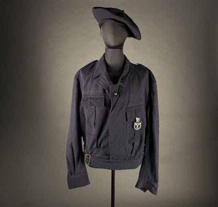 Set aus schwarzem Tuch: Jacke; Blouson mit Watteau