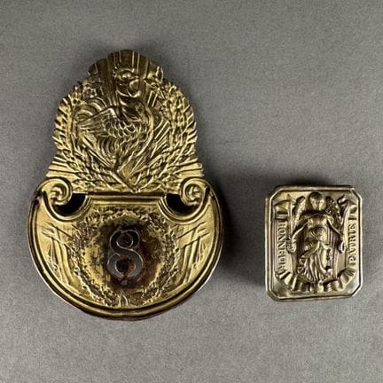Lot de 2 cuivreries : plaque de shako du 8, au coq