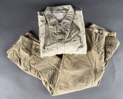 Set in tela color sabbia, composto da: camicia; pa