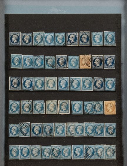 Planche de 56 timbres au profil de lEmpereur, obli