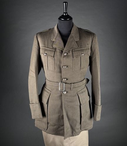 Set: Ausgehjacke aus khakifarbenem Tuch mit Knöpfe