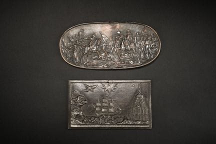 Lot de 2 plaques à motif en demi-ronde-bosse : Aus