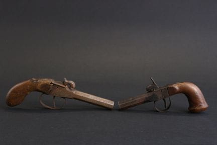 Lot de deux pistolets à coffre à percussion. Dans 