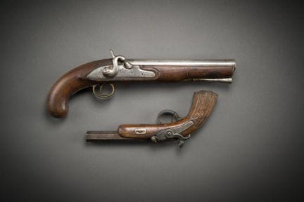 Lot de 2 pistolets, à percussion, pour la décorati