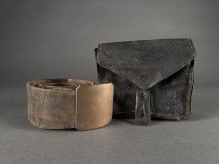 Set in pelle: cintura modello 1845, placca in otto