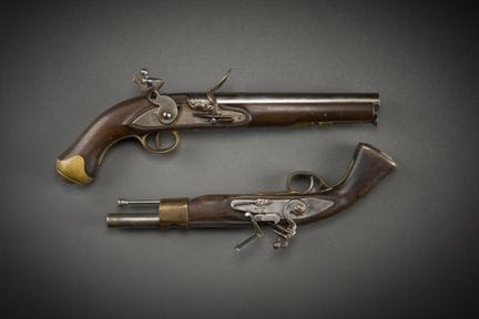 Lot de 2 pistolets, à silex, pour la décoration.
