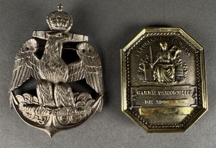 Lot de 2 plaques, estampées : de shako du Bataillo