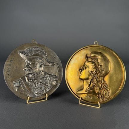 ECOLE FRANCAISE DU XXe siècle
Lot de 2 médaillons 