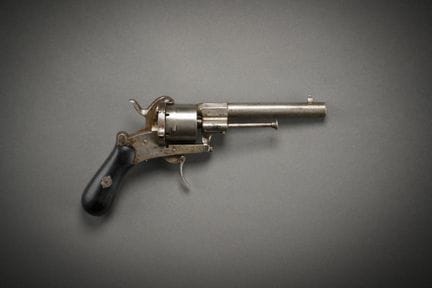 Revolver, à broche. Calibre 9 mm. Queue de détente