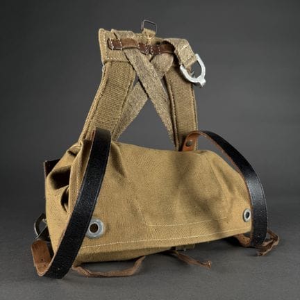 Nachbildung einer Sturmausrüstung mit Tasche.