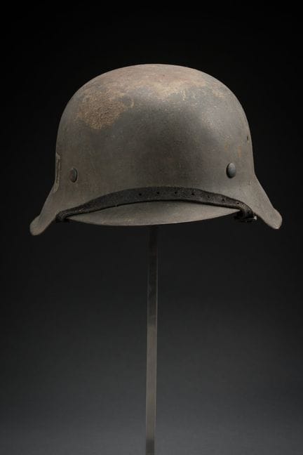 Helm, Modell 1942, grün lackiert, mit Abzeichen au