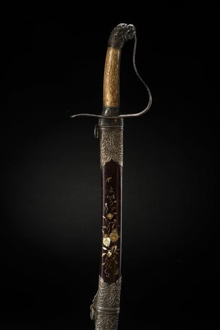 Sabre chinois. Poignée en os sculpté de fleurs et 