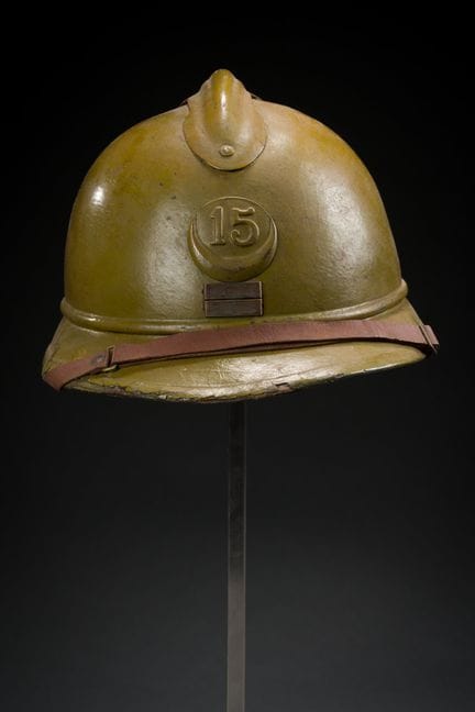 Helm der belgischen Polizei, zu einem Paradehelm u