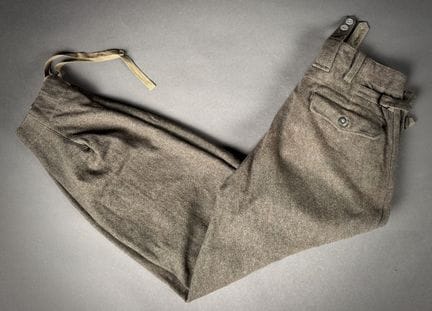Nachbildung einer Fallschirmjägerhose aus grünem T