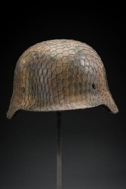 Helm, Modell 1935, später in Tarnfarben neu lackie