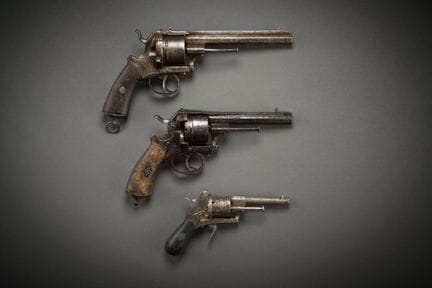 Lot de 3 restants de revolvers, à broche. Dans lét