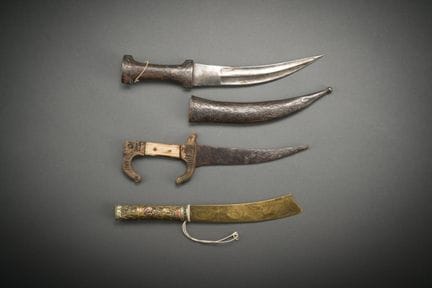 Lot de 3 poignards orientaux, dont coupe-papier.