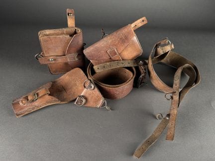 Set aus hellbraunem Leder: Gürtel mit einer schwar