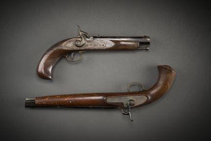 Lot de 2 pistolets, à percussion, pour la décorati