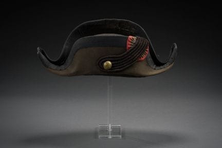 Cappello a due punte, in feltro con passamaneria n