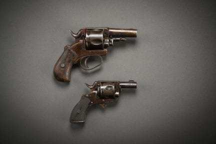 Lot de 2 restants de revolvers, type bulldog. Dans